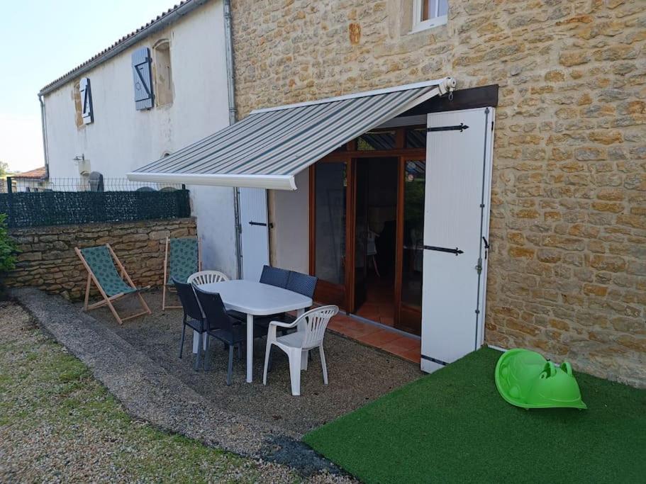Charmante Maison En Pierres Sainte-Radégonde-des-Noyers Eksteriør bilde