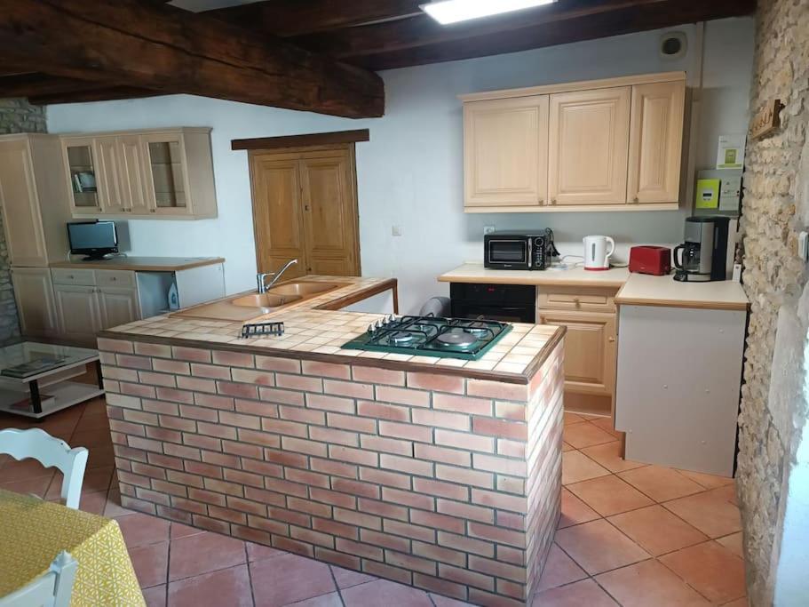 Charmante Maison En Pierres Sainte-Radégonde-des-Noyers Eksteriør bilde