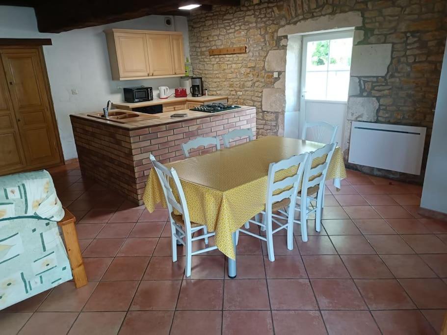 Charmante Maison En Pierres Sainte-Radégonde-des-Noyers Eksteriør bilde